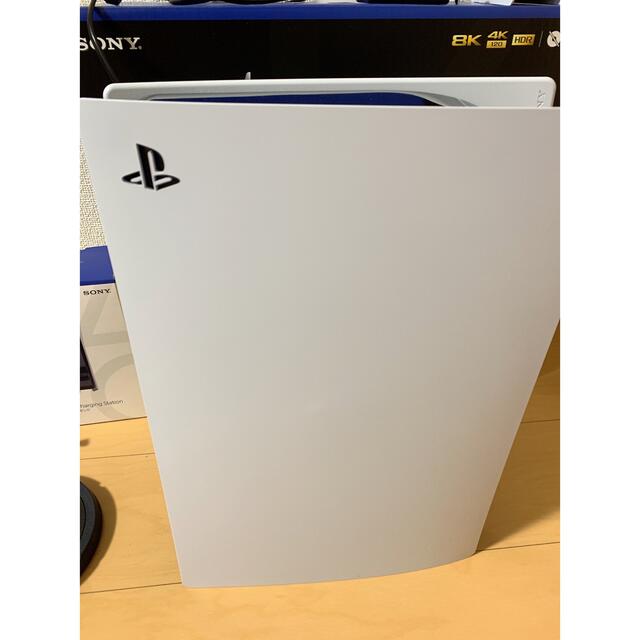 Plantation(プランテーション)のSONY PlayStation5 CFI-1000B01＋充電スタンド付 エンタメ/ホビーのゲームソフト/ゲーム機本体(家庭用ゲーム機本体)の商品写真