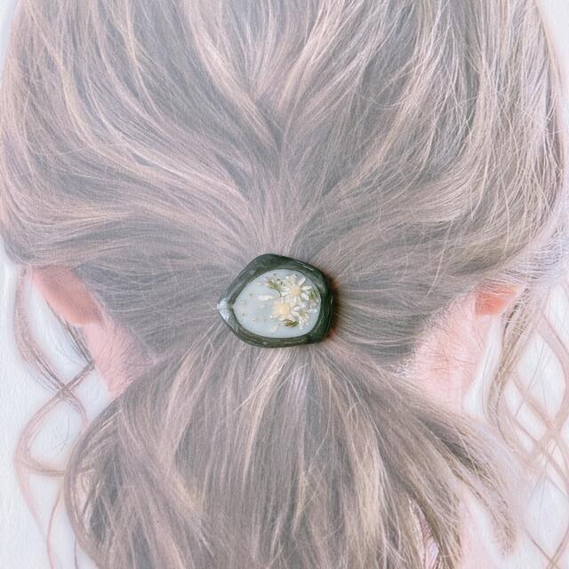 不規則フレーム×ボタニカルヘアアクセ1 ハンドメイドのアクセサリー(ヘアアクセサリー)の商品写真