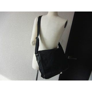 プラダ(PRADA)の●13万プラダ斜め掛けメッセンジャー黒ショルダーバッグ2層外ポケX2●USED(メッセンジャーバッグ)