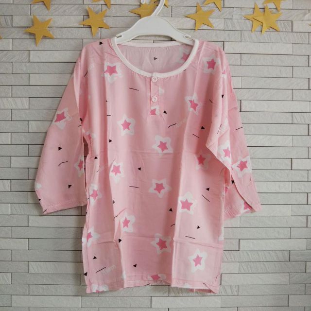 130(タグ150)☆新品 パジャマ キッズ 星柄 ピンク 六分丈 キッズ/ベビー/マタニティのキッズ服女の子用(90cm~)(パジャマ)の商品写真