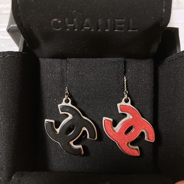 CHANEL(シャネル)の5月8日迄★廃盤レア品★CHANELシャネル★ココマーク★赤★黒★揺れるピアス レディースのアクセサリー(ピアス)の商品写真