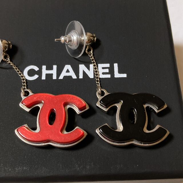 CHANEL(シャネル)の5月8日迄★廃盤レア品★CHANELシャネル★ココマーク★赤★黒★揺れるピアス レディースのアクセサリー(ピアス)の商品写真