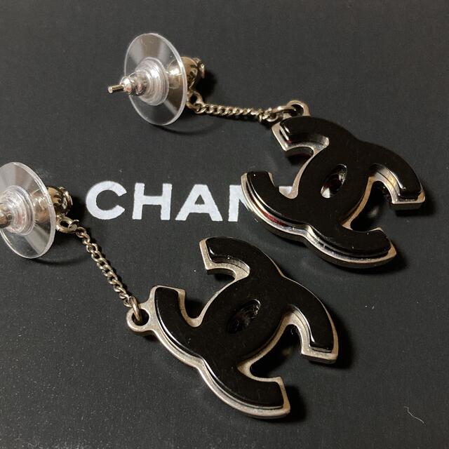 CHANEL(シャネル)の5月8日迄★廃盤レア品★CHANELシャネル★ココマーク★赤★黒★揺れるピアス レディースのアクセサリー(ピアス)の商品写真