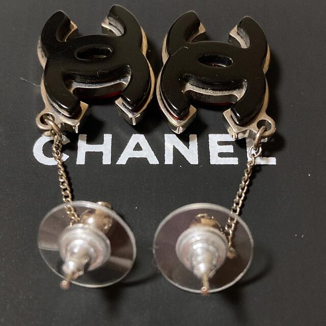 CHANEL(シャネル)の5月8日迄★廃盤レア品★CHANELシャネル★ココマーク★赤★黒★揺れるピアス レディースのアクセサリー(ピアス)の商品写真