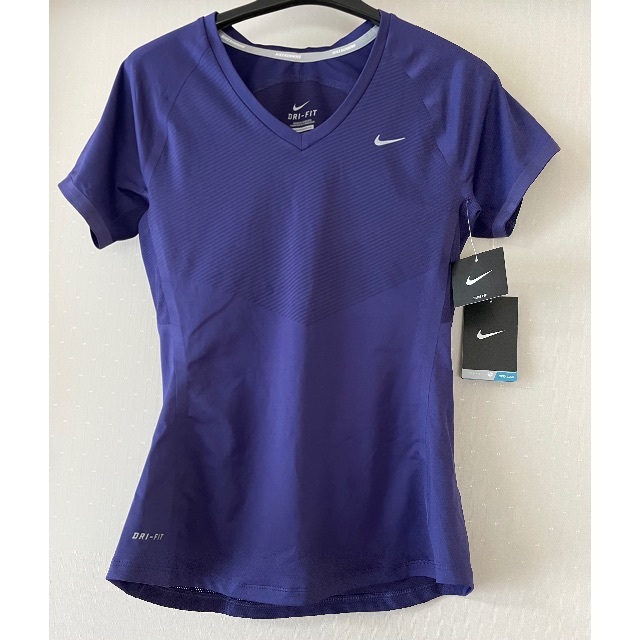 NIKE(ナイキ)の【新品•タグ付き】Nike DRI FIT Tシャツ スポーツ/アウトドアのランニング(ウェア)の商品写真