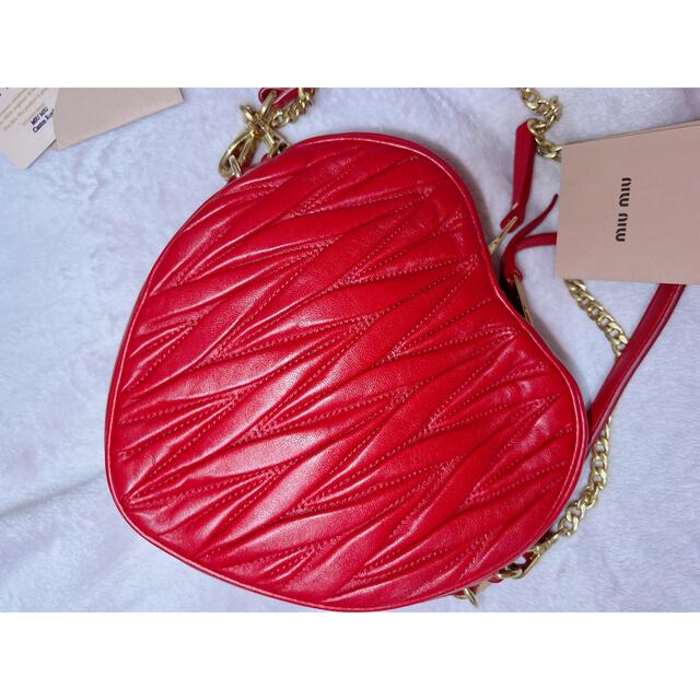 miumiu(ミュウミュウ)の美品❤️ミュウミュウ  バレンタイン限定　ハートショルダーバッグ　赤 レディースのバッグ(ショルダーバッグ)の商品写真