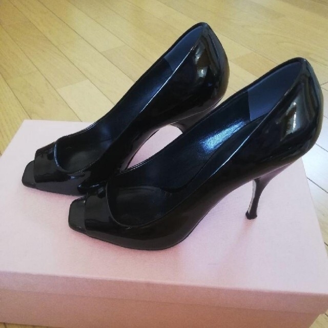 miumiu(ミュウミュウ)のミュウミュウ miumiu エナメル サンダル　ミュール　ブラック レディースの靴/シューズ(ミュール)の商品写真