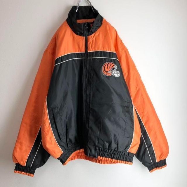 NFL BENGALS ベンガルス BIGチーム刺繍ロゴ 中綿ジャケットの NFL BENGALS ベンガルス BIGチーム刺繍ロゴ 中綿ジャケットの