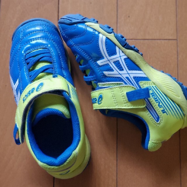 asics(アシックス)のアシックス　フットサルシューズ　１７cm キッズ/ベビー/マタニティのキッズ靴/シューズ(15cm~)(スニーカー)の商品写真