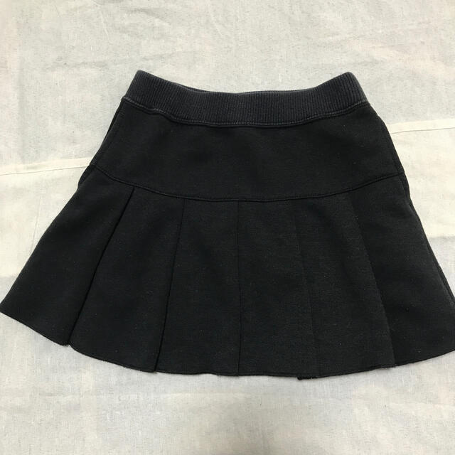 UNIQLO(ユニクロ)のユニクロ　黒スカート　110センチ キッズ/ベビー/マタニティのキッズ服女の子用(90cm~)(スカート)の商品写真