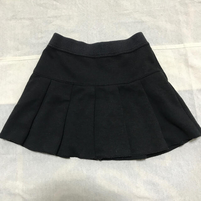 UNIQLO(ユニクロ)のユニクロ　黒スカート　110センチ キッズ/ベビー/マタニティのキッズ服女の子用(90cm~)(スカート)の商品写真