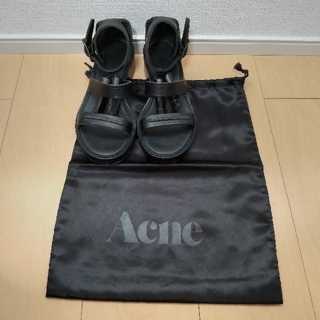 ACNE(アクネ)のAcne タッセルサンダル ブラック 36 レディースの靴/シューズ(サンダル)の商品写真