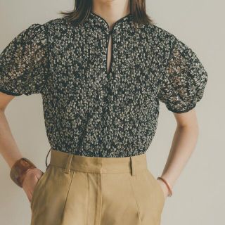 クラネ(CLANE)のCLANE PLEATS FLORET TOPS クラネ(シャツ/ブラウス(半袖/袖なし))