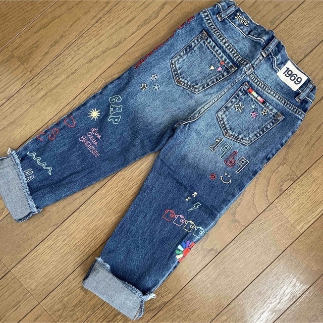 GAP(ギャップ)の★レア★ギャップ　刺繍デニムパンツ　110 キッズ/ベビー/マタニティのキッズ服女の子用(90cm~)(パンツ/スパッツ)の商品写真