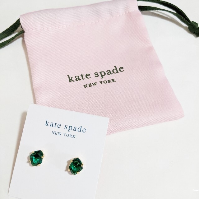 kate spade new york(ケイトスペードニューヨーク)の【新品】kate spade ケイトスペード ピアス　グリーン　トレジャートロー レディースのアクセサリー(ピアス)の商品写真