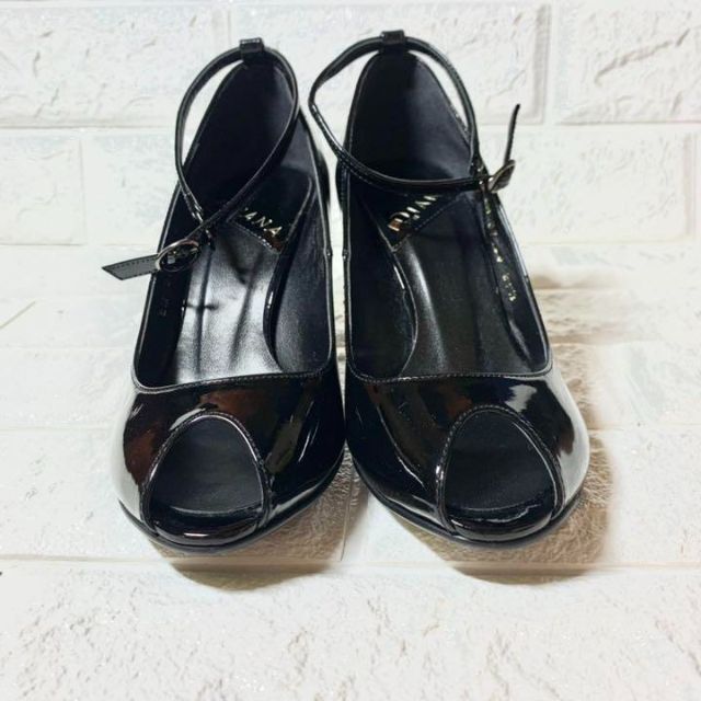 DIANA(ダイアナ)の【美品】DIANA エナメル　ストラップ　パンプス　黒　ブラック　オープントゥ レディースの靴/シューズ(ハイヒール/パンプス)の商品写真
