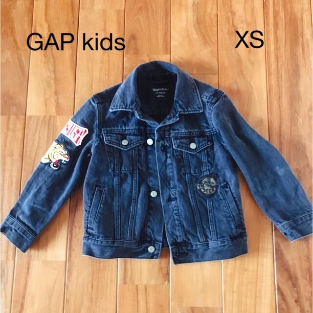 GAP Kids(ギャップキッズ)のGAP kids 1969 デニムジャケット Gジャン ブラック ワッペン XS キッズ/ベビー/マタニティのキッズ服女の子用(90cm~)(ジャケット/上着)の商品写真