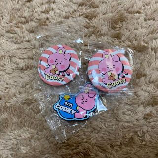 ビーティーイシビル(BT21)のBTS BT21 COOKY ラバー チャーム 缶バッジ くら寿司(キャラクターグッズ)