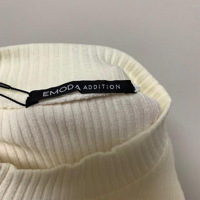 EMODA(エモダ)の新品タグ付き　半袖リブニット　タイト　白　ピッタリ レディースのトップス(ニット/セーター)の商品写真