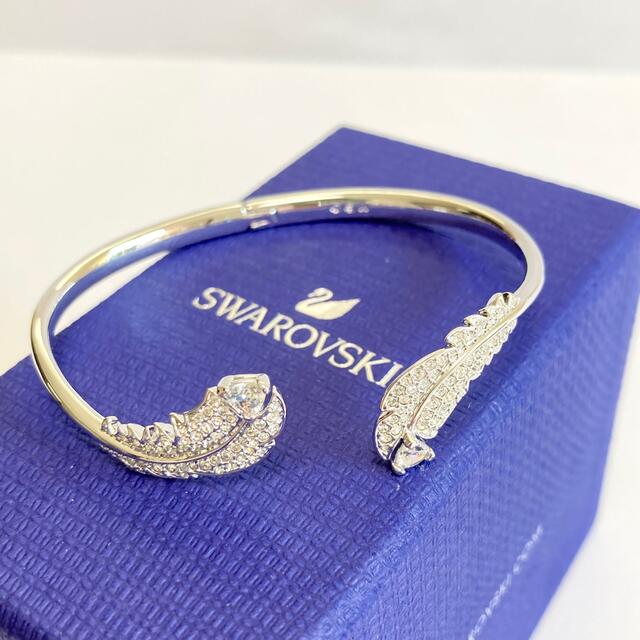 SWAROVSKI(スワロフスキー)のスワロフスキー Nice バングル 羽 フェザー レディースのアクセサリー(ブレスレット/バングル)の商品写真