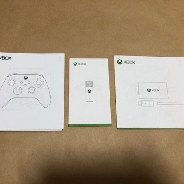 Microsoft(マイクロソフト)のXbox ワイヤレスコントローラー＋アダプター＋プレイ&チャージ キット スマホ/家電/カメラのPC/タブレット(PC周辺機器)の商品写真