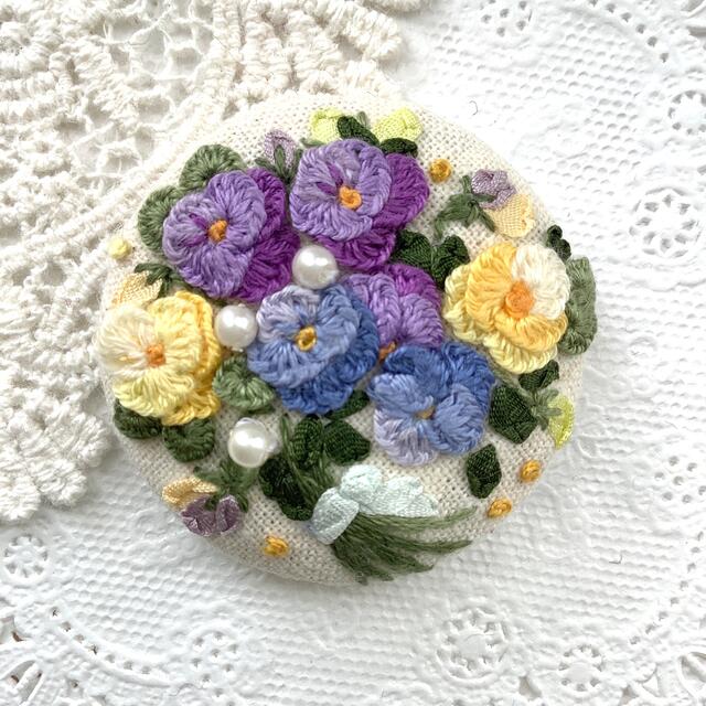 パンジー　刺繍ブローチ/ ヘアゴム　ハンドメイド ハンドメイドのアクセサリー(コサージュ/ブローチ)の商品写真