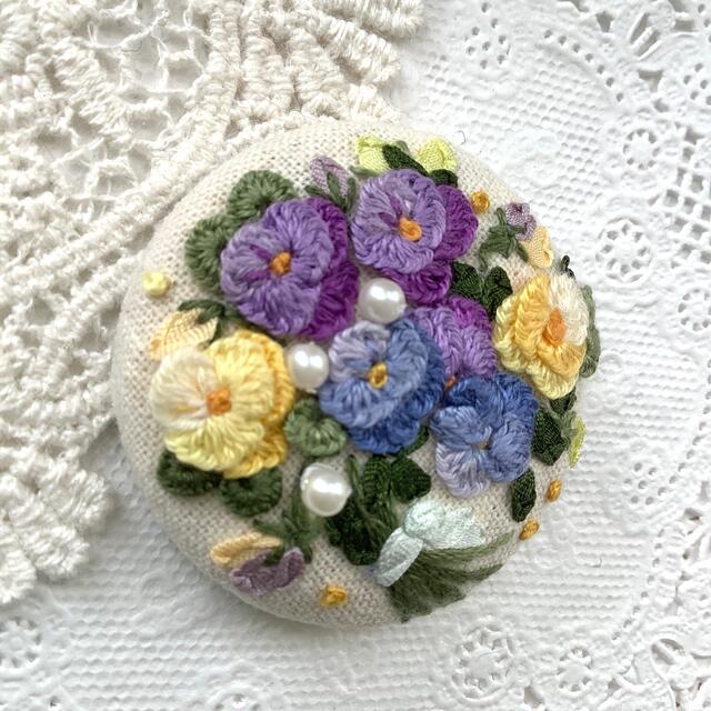 パンジー　刺繍ブローチ/ ヘアゴム　ハンドメイド ハンドメイドのアクセサリー(コサージュ/ブローチ)の商品写真