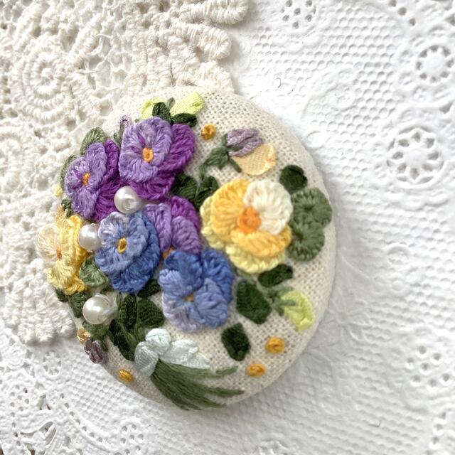 パンジー　刺繍ブローチ/ ヘアゴム　ハンドメイド ハンドメイドのアクセサリー(コサージュ/ブローチ)の商品写真