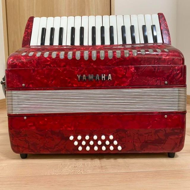 【匿名配送】  ヤマハ アコーディオン  8905 レッド 楽器の鍵盤楽器(アコーディオン)の商品写真