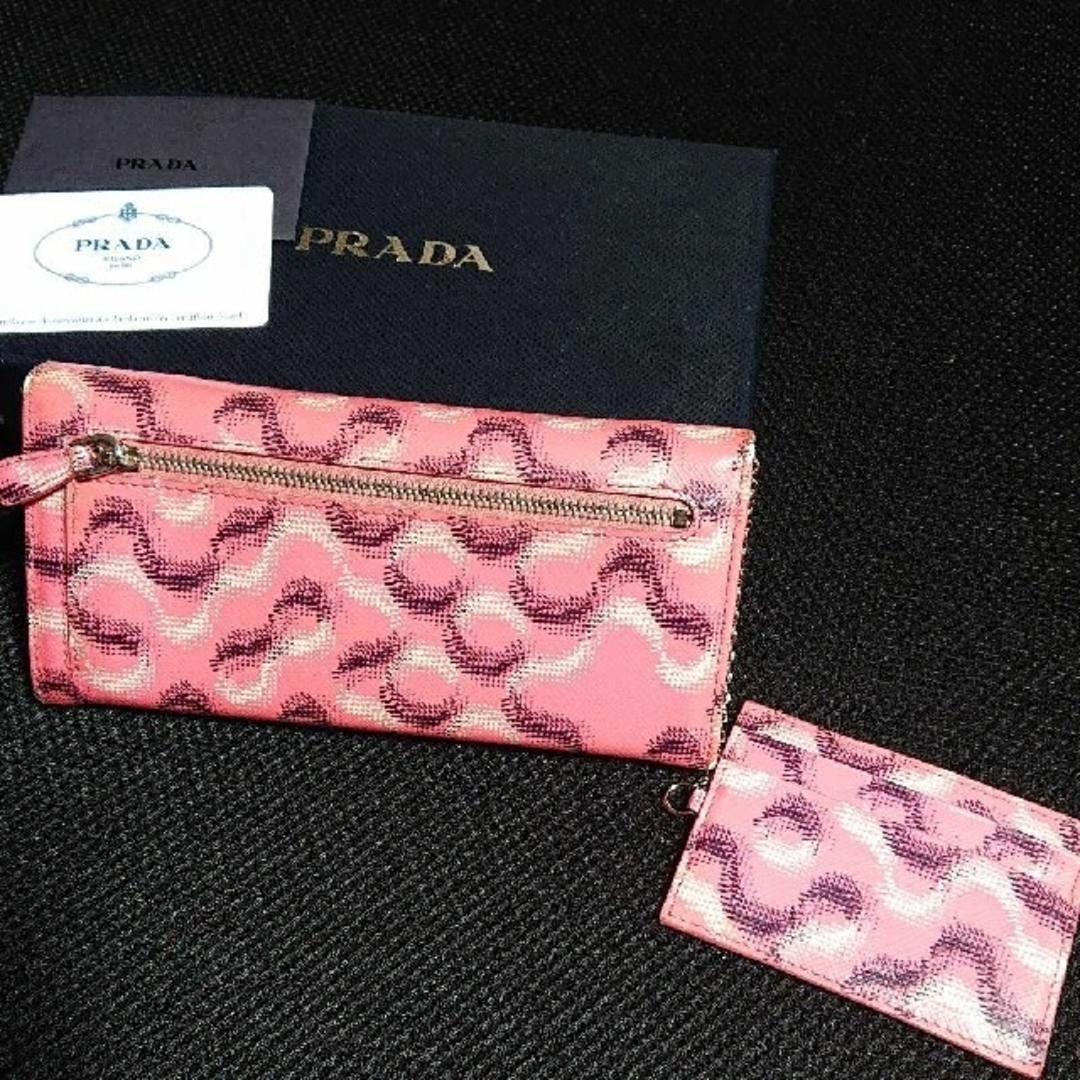PRADA(プラダ)のPRADA長財布 レディースのファッション小物(財布)の商品写真