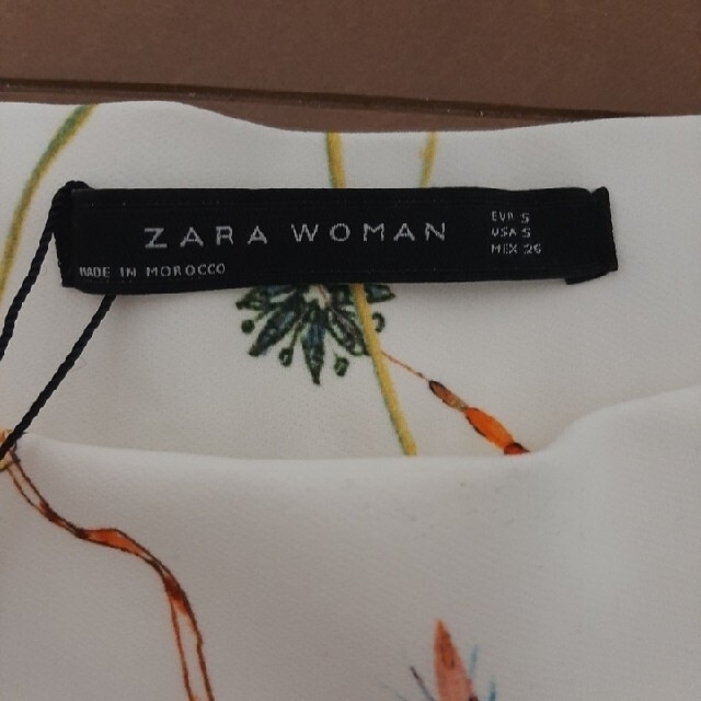 【新品タグ付き】 Zara 花柄 スカート 膝下丈 S ホワイト 白 レディースのスカート(ひざ丈スカート)の商品写真