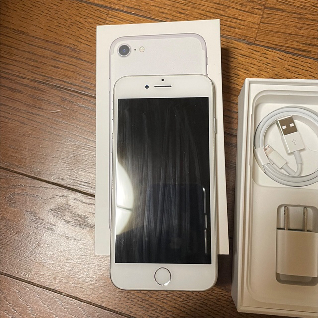 iPhone7 32GB シルバー au SIMロック解除スマホ家電カメラ