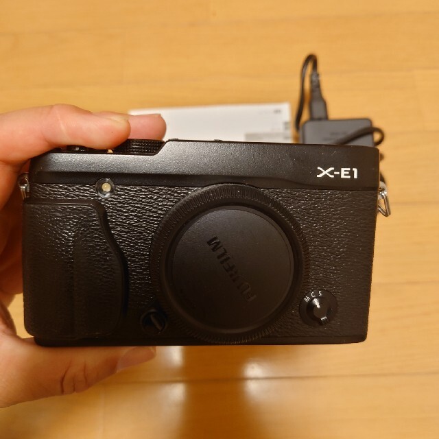 富士フイルム(フジフイルム)のXE-1   動作品 スマホ/家電/カメラのカメラ(ミラーレス一眼)の商品写真