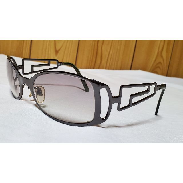 正規レア ヴェルサーチ グレカGエンブレム メタルロゴフレームサングラス黒 眼鏡 | フリマアプリ ラクマ