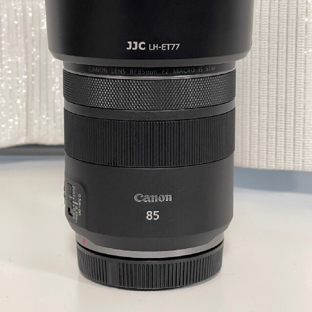 Canon(キヤノン)のCanon RF85mm F2 マクロ IS STM+フード スマホ/家電/カメラのカメラ(レンズ(単焦点))の商品写真