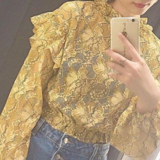 ザラ(ZARA)のzara レースブラウス　イエロー　ブラウス　フリルブラウス(シャツ/ブラウス(長袖/七分))