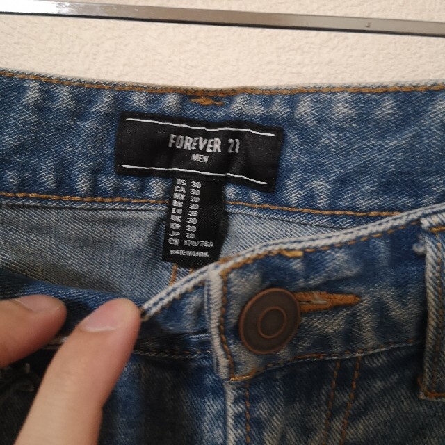 FOREVER 21(フォーエバートゥエンティーワン)のダメージ加工 スキニーデニムパンツ メンズのパンツ(デニム/ジーンズ)の商品写真