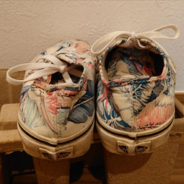 VANS(ヴァンズ)の靴 VANS バンズ ハワイ HAWAII 南国 モンステラ ピンク 水色 女性 レディースの靴/シューズ(スニーカー)の商品写真