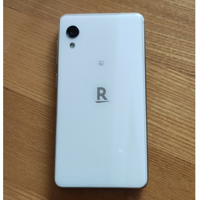 Rakuten(ラクテン)のRakuten Mini 楽天ミニ ホワイト スマホ/家電/カメラのスマートフォン/携帯電話(スマートフォン本体)の商品写真