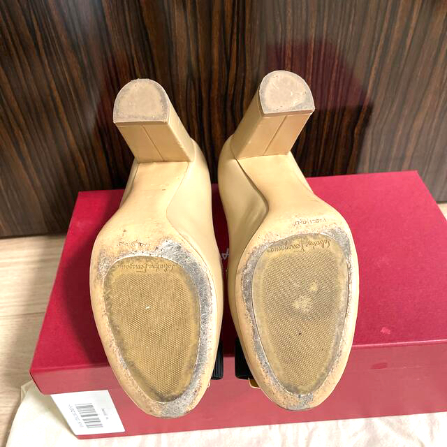 Salvatore Ferragamo(サルヴァトーレフェラガモ)の【YuRi様専用】フェラガモ　パンプス　お値下げしました！ レディースの靴/シューズ(ハイヒール/パンプス)の商品写真