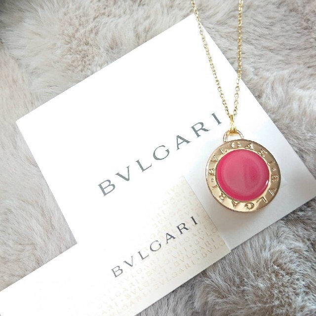 BVLGARI(ブルガリ)の【正規 未使用】BVLGARI ビッグロゴ刻印ピンクゴールドチャーム ネックレス レディースのアクセサリー(ネックレス)の商品写真