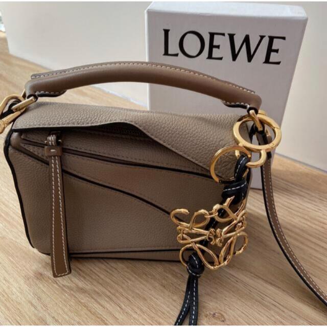 気質アップ ロエベ LOEWE アナグラム チャーム アナグラム レザー ロゴ