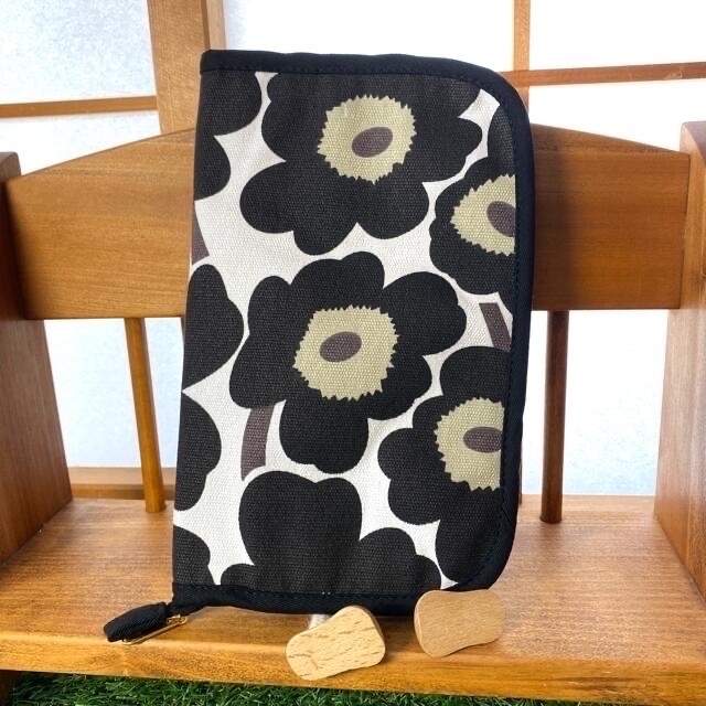 marimekko(マリメッコ)のマリメッコ《黒》キャンバス⭐︎母子手帳マルチケース キッズ/ベビー/マタニティのマタニティ(母子手帳ケース)の商品写真