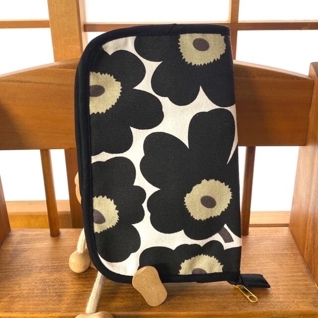 marimekko(マリメッコ)のマリメッコ《黒》キャンバス⭐︎母子手帳マルチケース キッズ/ベビー/マタニティのマタニティ(母子手帳ケース)の商品写真