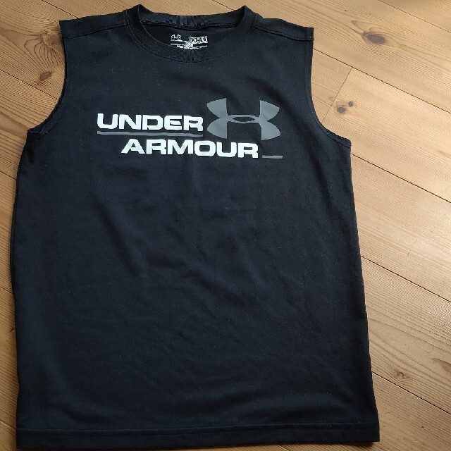 UNDER ARMOUR(アンダーアーマー)の最終値引き！アンダーアーマーノースリーブ黒 キッズ/ベビー/マタニティのキッズ服男の子用(90cm~)(Tシャツ/カットソー)の商品写真