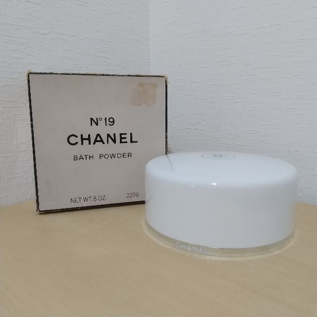 CHANEL N°19 BATH POWDER（バスパウダー）