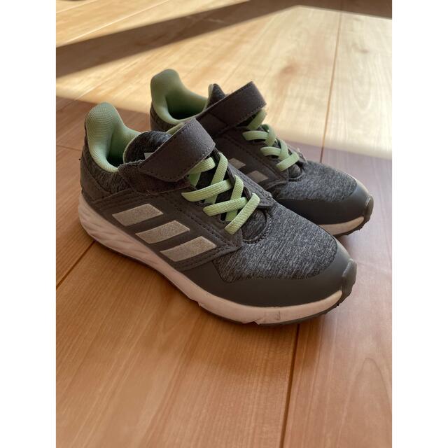 adidas(アディダス)のadidasスニーカー18センチ キッズ/ベビー/マタニティのキッズ靴/シューズ(15cm~)(スニーカー)の商品写真