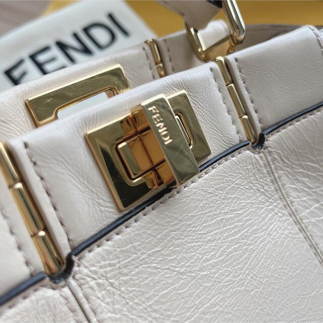 FENDI(フェンディ)の4月末まで♡ピーカブー miniカメリア レディースのバッグ(ハンドバッグ)の商品写真