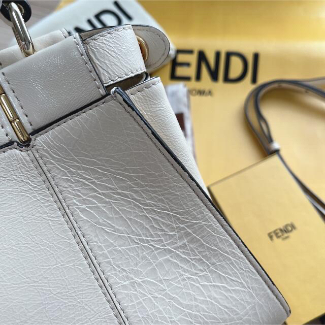 FENDI(フェンディ)の4月末まで♡ピーカブー miniカメリア レディースのバッグ(ハンドバッグ)の商品写真