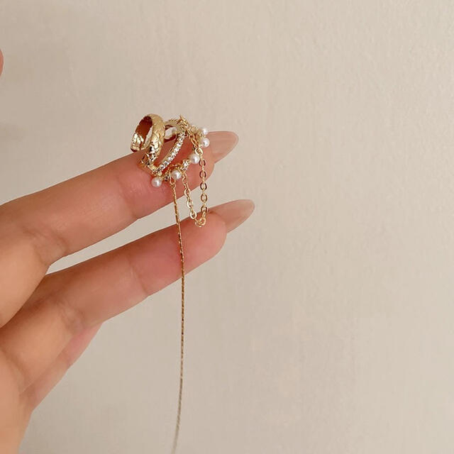 PI047 zirconia gold ear cuff レディースのアクセサリー(イヤーカフ)の商品写真